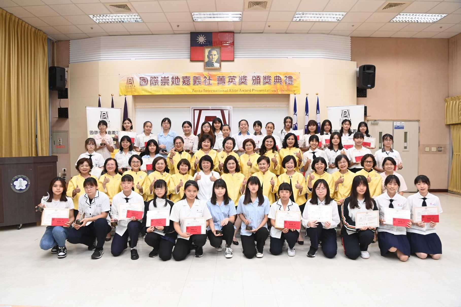 國際崇她社菁英獎頒獎　黃敏惠期勉學生投入公共事務　讓善循環