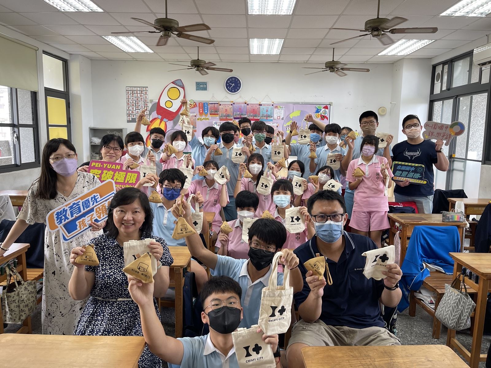 國中會考將登場 嘉市各國中發送「包高中」、祈福卡片為考生加油 國中會考將登場 嘉市各國中發送「包高中」、祈福卡片為考生加油
