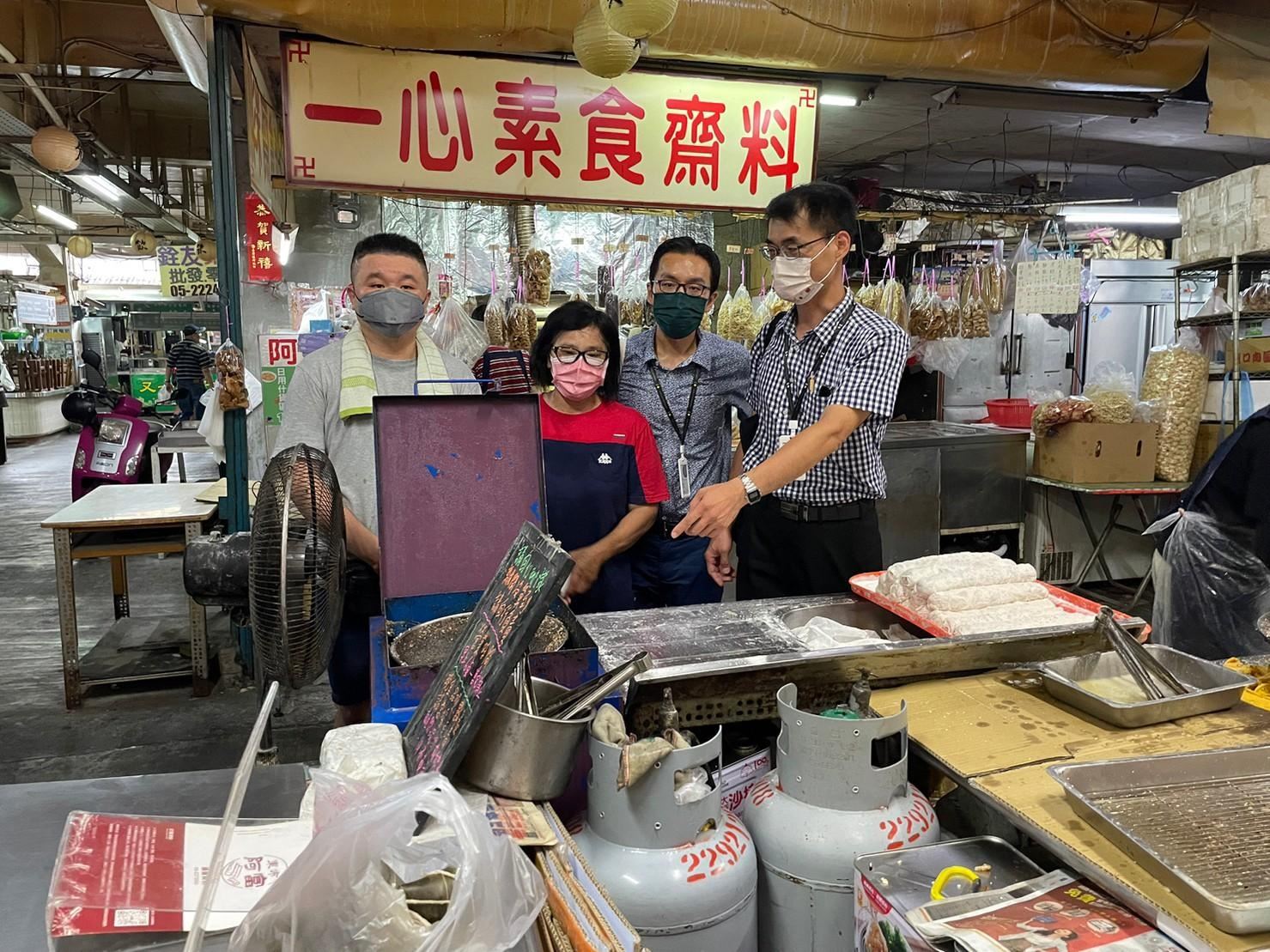 嘉市府宣導、會勘解決側溝穢物溢流路面