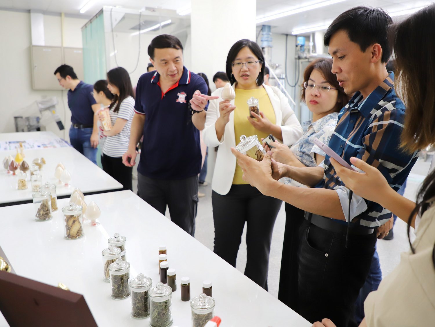 越南國家藥用材料研究所團隊至嘉大取經植物新藥綠色萃取技術 越南國家藥用材料研究所團隊至嘉大取經植物新藥綠色萃取技術