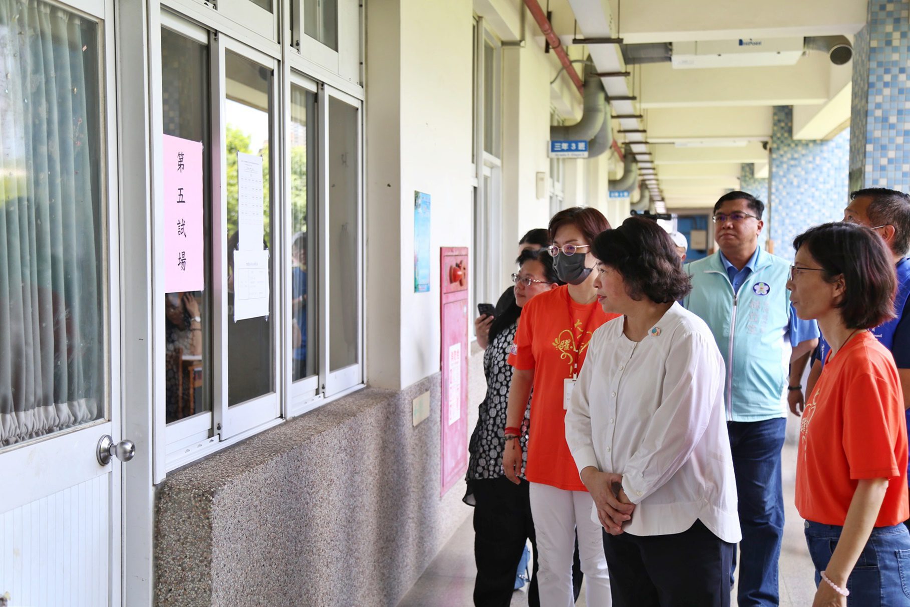 嘉義市大業實中教師甄選初試　黃敏惠視察考場為考生加油