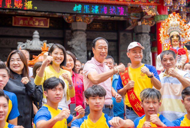 南投縣長許淑華同台郭台銘 高喊挺侯友宜 南投縣長許淑華同台郭台銘 高喊挺侯友宜