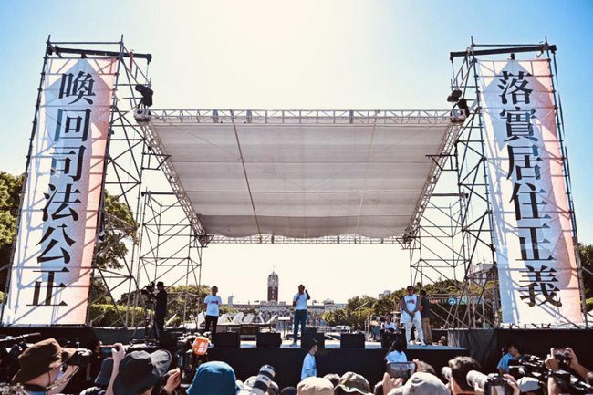 郭台銘:躲冷氣房的蔡賴站在民意浪潮海嘯前 郭台銘:躲冷氣房的蔡賴站在民意浪潮海嘯前