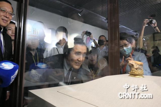 馬英九陪陸生逛故宮　駐足欣賞肉形石