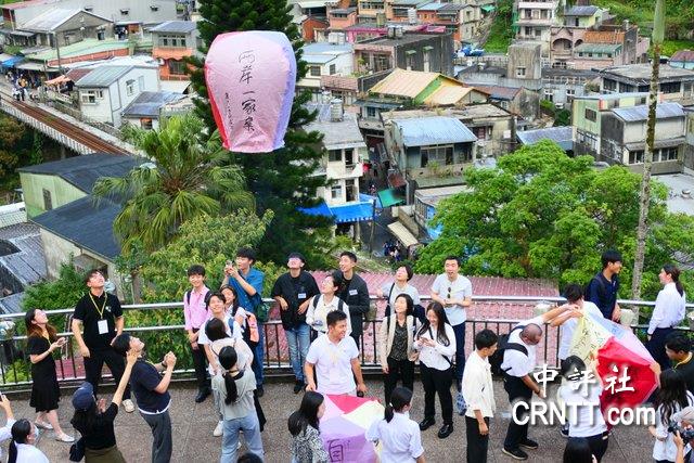 陸生團平溪放天燈 祝願兩岸和平一家親 陸生團平溪放天燈 祝願兩岸和平一家親