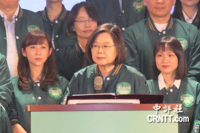 716凱道民眾中暑昏倒 蔡英文全代會竟穿外套喊:冷氣不錯 網灌爆臉書 716凱道民眾中暑昏倒 蔡英文全代會竟穿外套喊:冷氣不錯 網灌爆臉書
