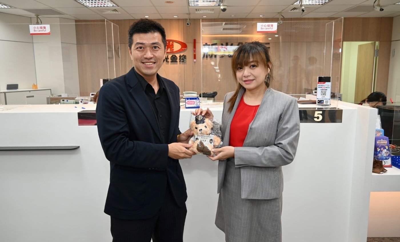 耐心化解民眾怒氣破解詐騙話術 行員獲頒警察熊直呼「好可愛」 耐心化解民眾怒氣破解詐騙話術 行員獲頒警察熊直呼「好可愛」