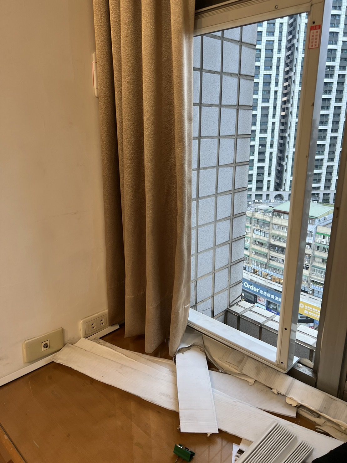 天降橫禍！政大女生板橋等公車　被17樓冷氣飛落砸死