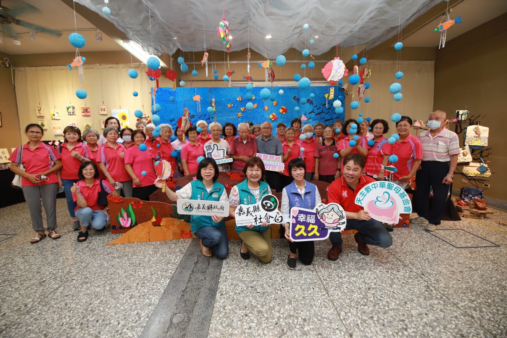 長青活力站20年成果展 600位長者「海底世界」紙漿畫超吸睛 長青活力站20年成果展 600位長者「海底世界」紙漿畫超吸睛