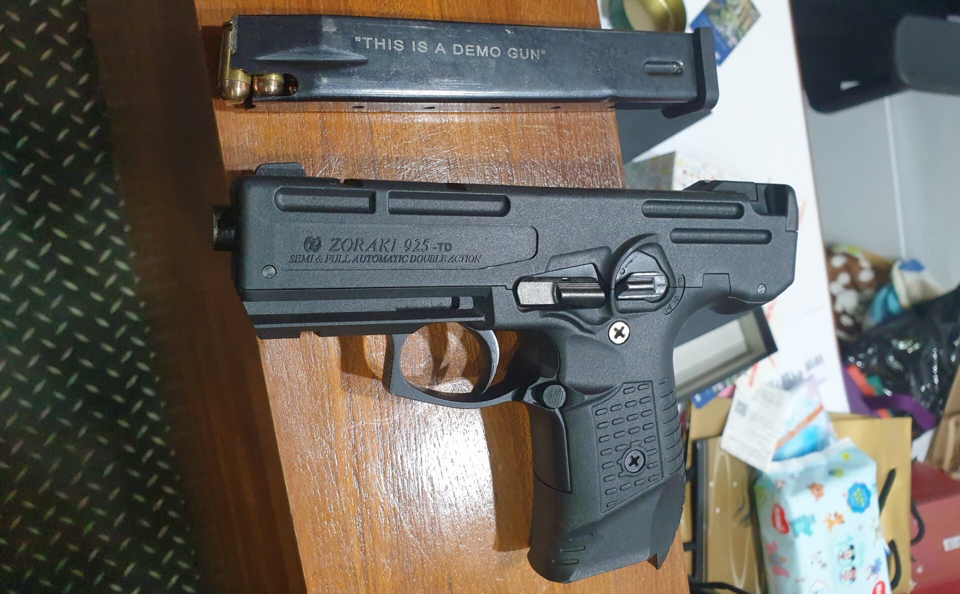 警方現場查扣罕見的土耳其925型制式手槍1把，彈匣內有子彈15顆。(刑事警察局提供)