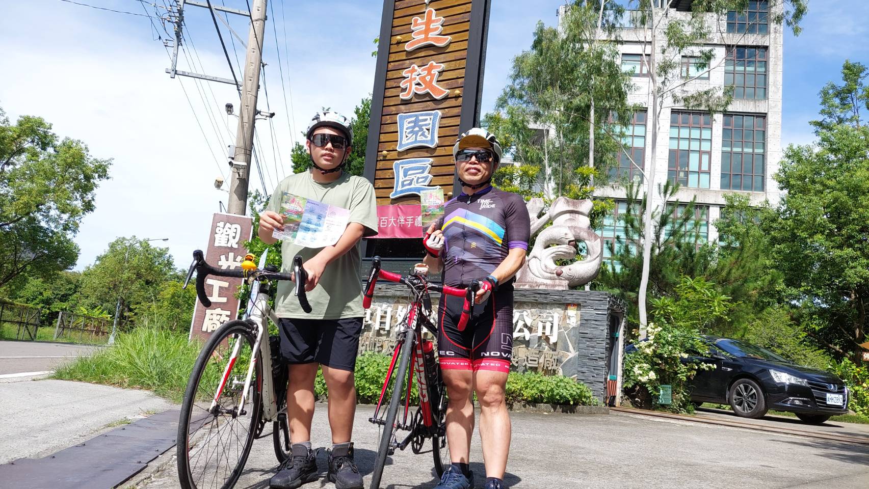 自行車騎士騎到本草自然生技園區集章。(圖/張欽攝)