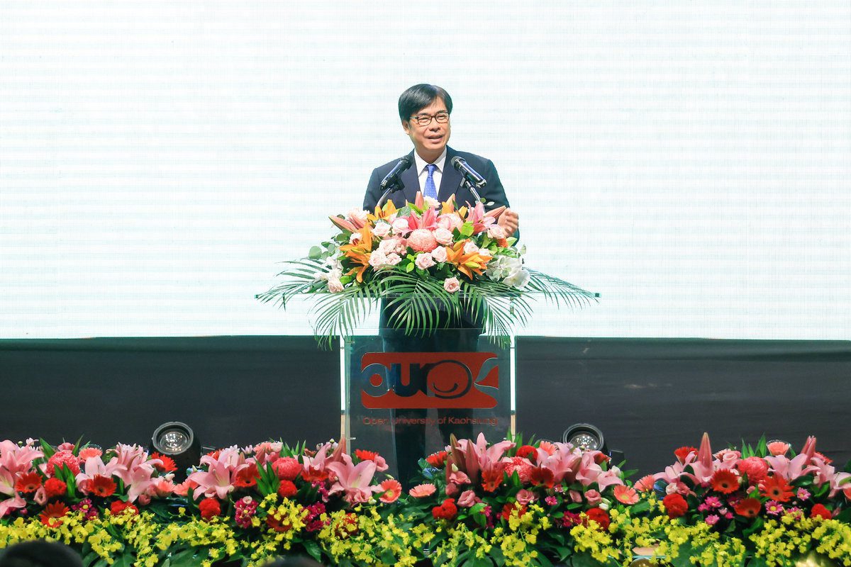 出席高雄空大畢業典禮 高雄市長陳其邁頒獎遞祝福並倡教育平等 出席高雄空大畢業典禮 高雄市長陳其邁頒獎遞祝福並倡教育平等