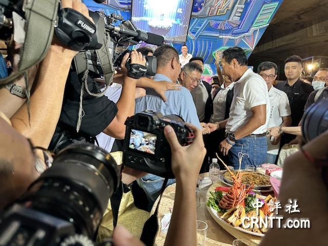 郭台銘請喝奶茶柯文哲不領情　互動僅30秒