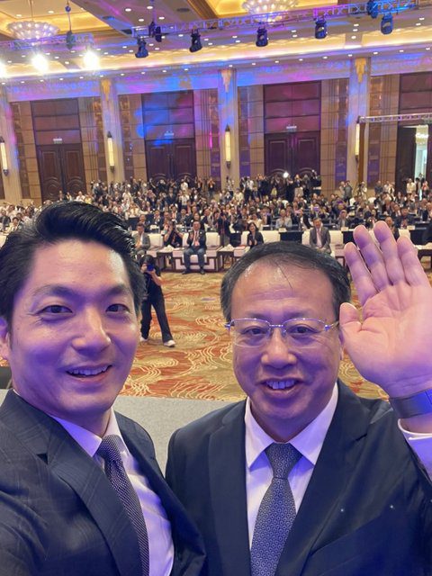 蔣萬安邀龔正自拍逗樂全場 熱情握手結友誼 蔣萬安邀龔正自拍逗樂全場 熱情握手結友誼