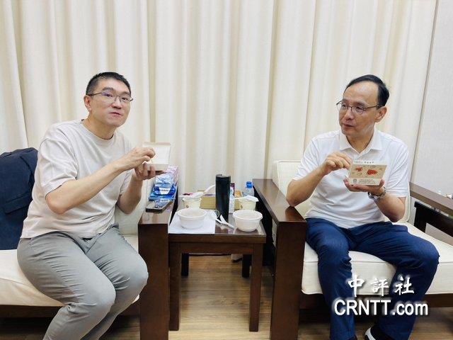 基隆造勢謝國樑招待小吃 朱立倫大談藍白合 基隆造勢謝國樑招待小吃 朱立倫大談藍白合