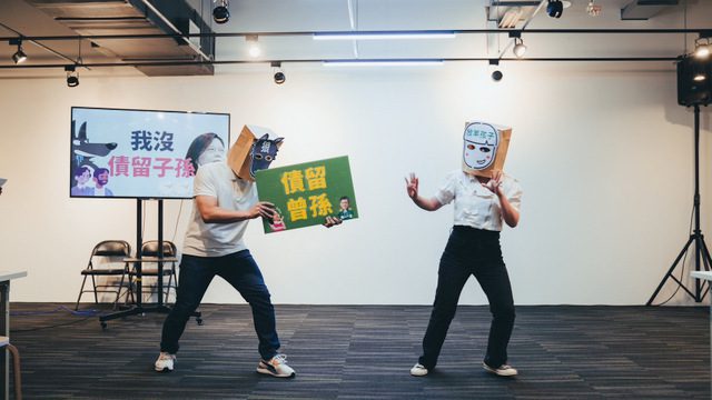 侯辦演行動劇揭綠營五惡行　籲拒絕債留曾孫