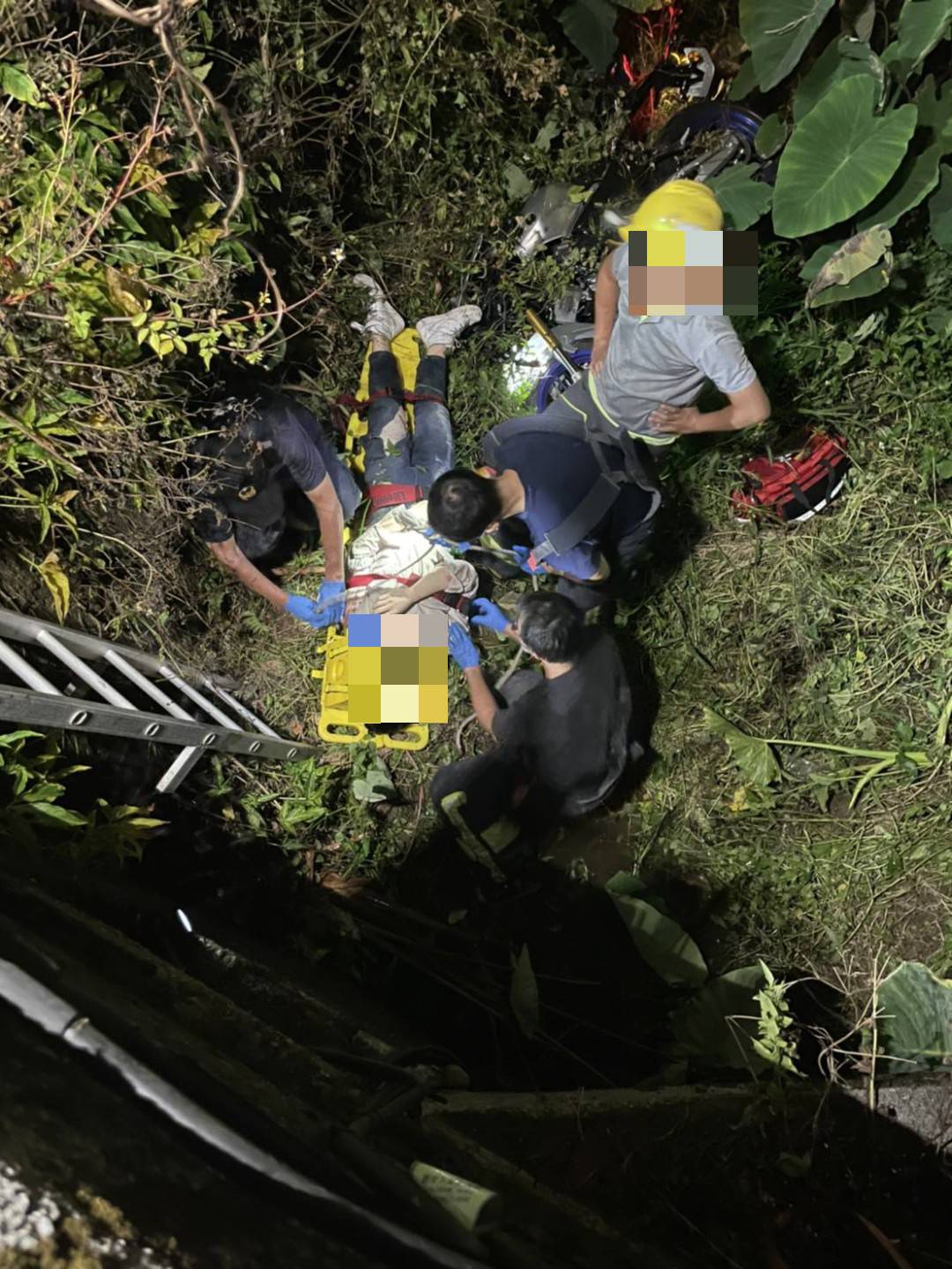 機車失控摔落3米深水溝     騎士獲救幸僅輕傷