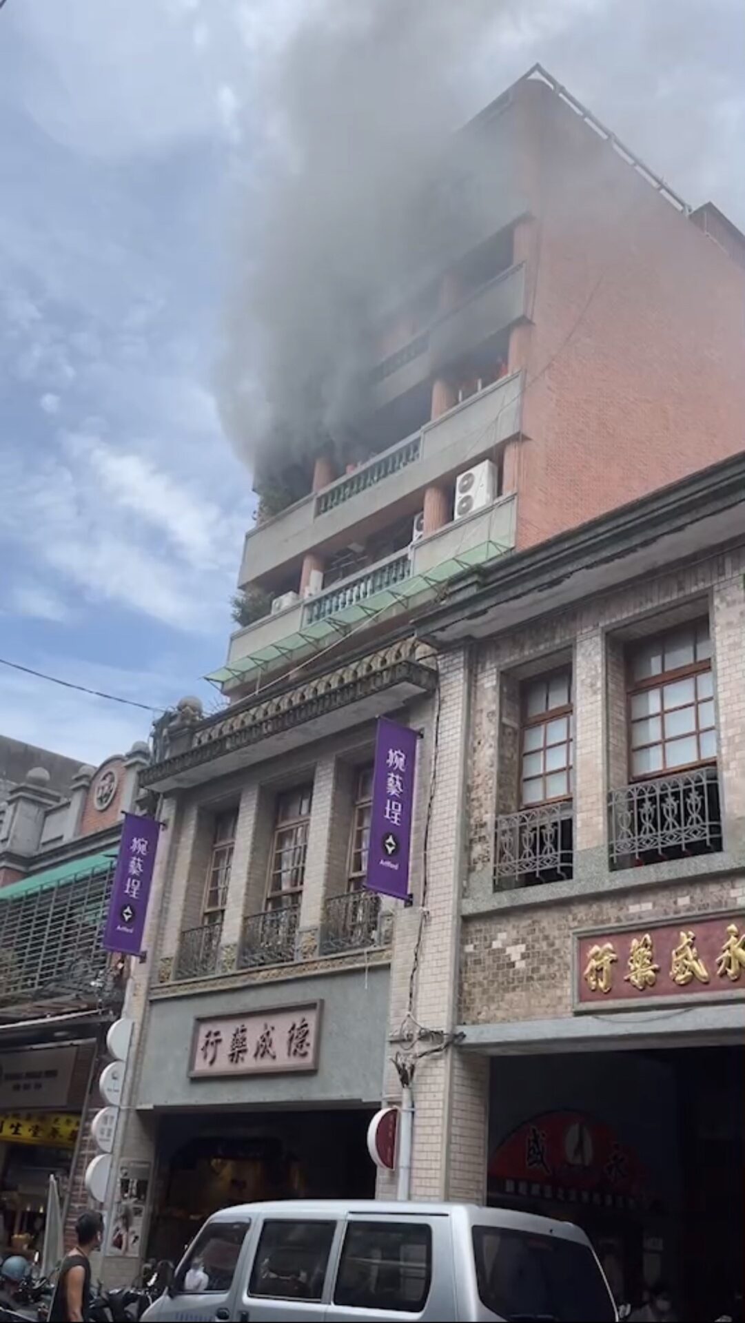 台北大同迪化街8層樓民宅火災　嚇壞商圈民眾