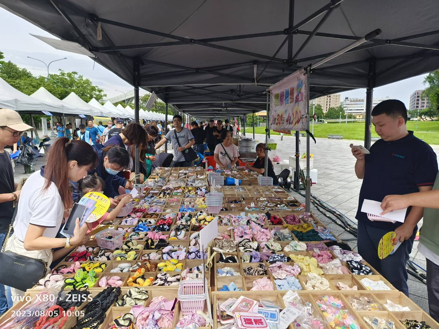 「給愛一雙翅膀．讓愛起飛」愛心公益園遊會現場有視障按摩、兒童遊戲、美食、各地區名特產等近60組攤位。