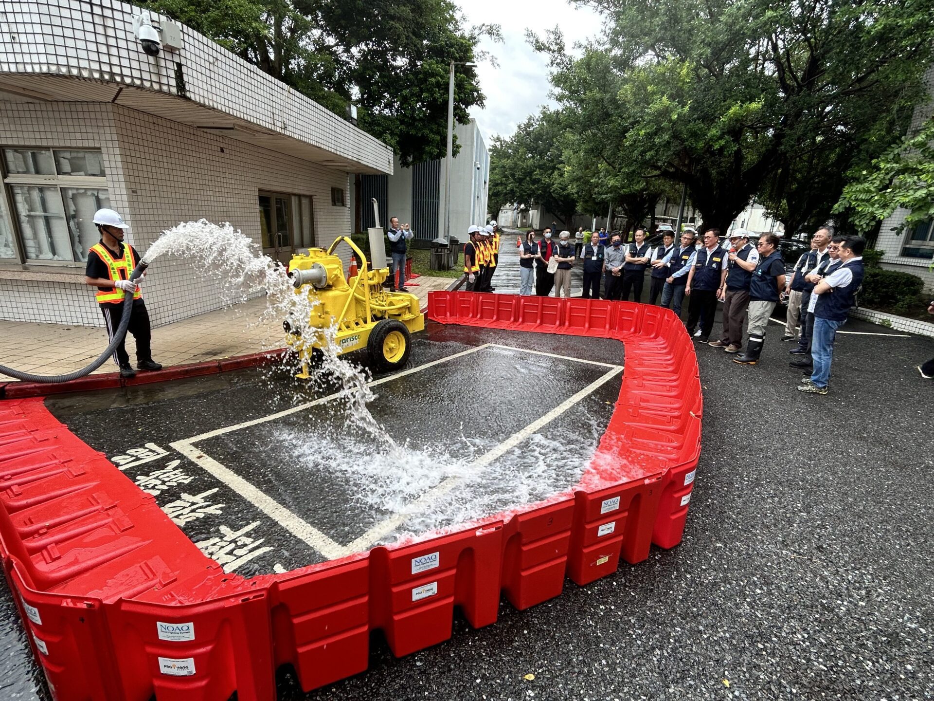 防洪止水擋板操作演練　蔣萬安主持防災會議籲民眾減少外出