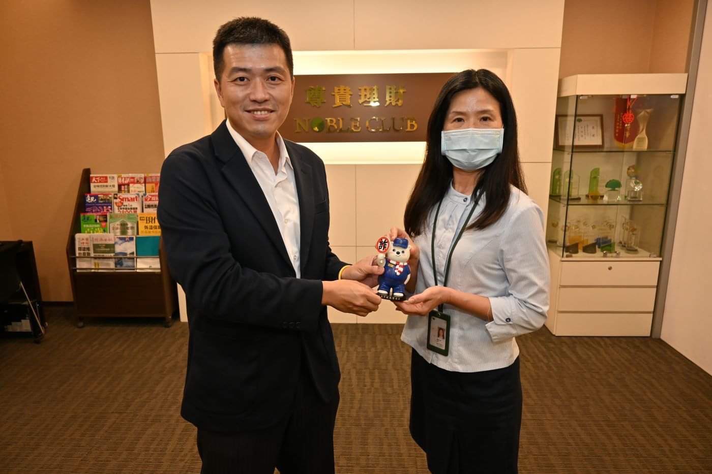 攔阻詐騙成效斐然　嘉市警二分局頒警察大白熊激勵金融機構