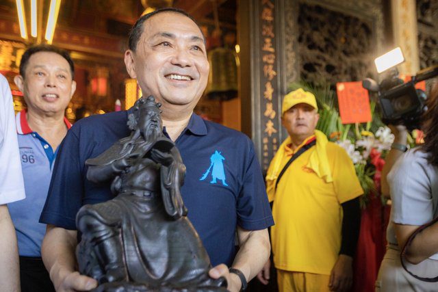 侯友宜捧關公像有來頭 盼像蔣經國勤政愛民 侯友宜捧關公像有來頭 盼像蔣經國勤政愛民
