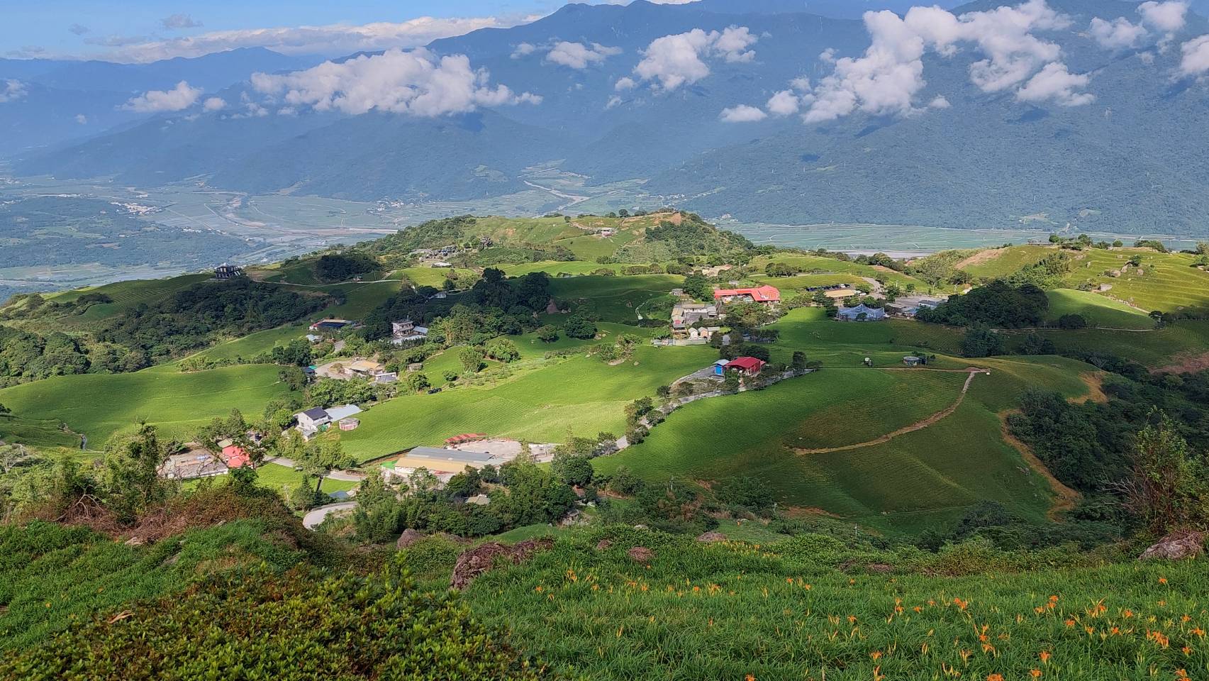 六十石山的田園風光，媲美瑞士，因此有小瑞士美譽。(圖/張欽攝)