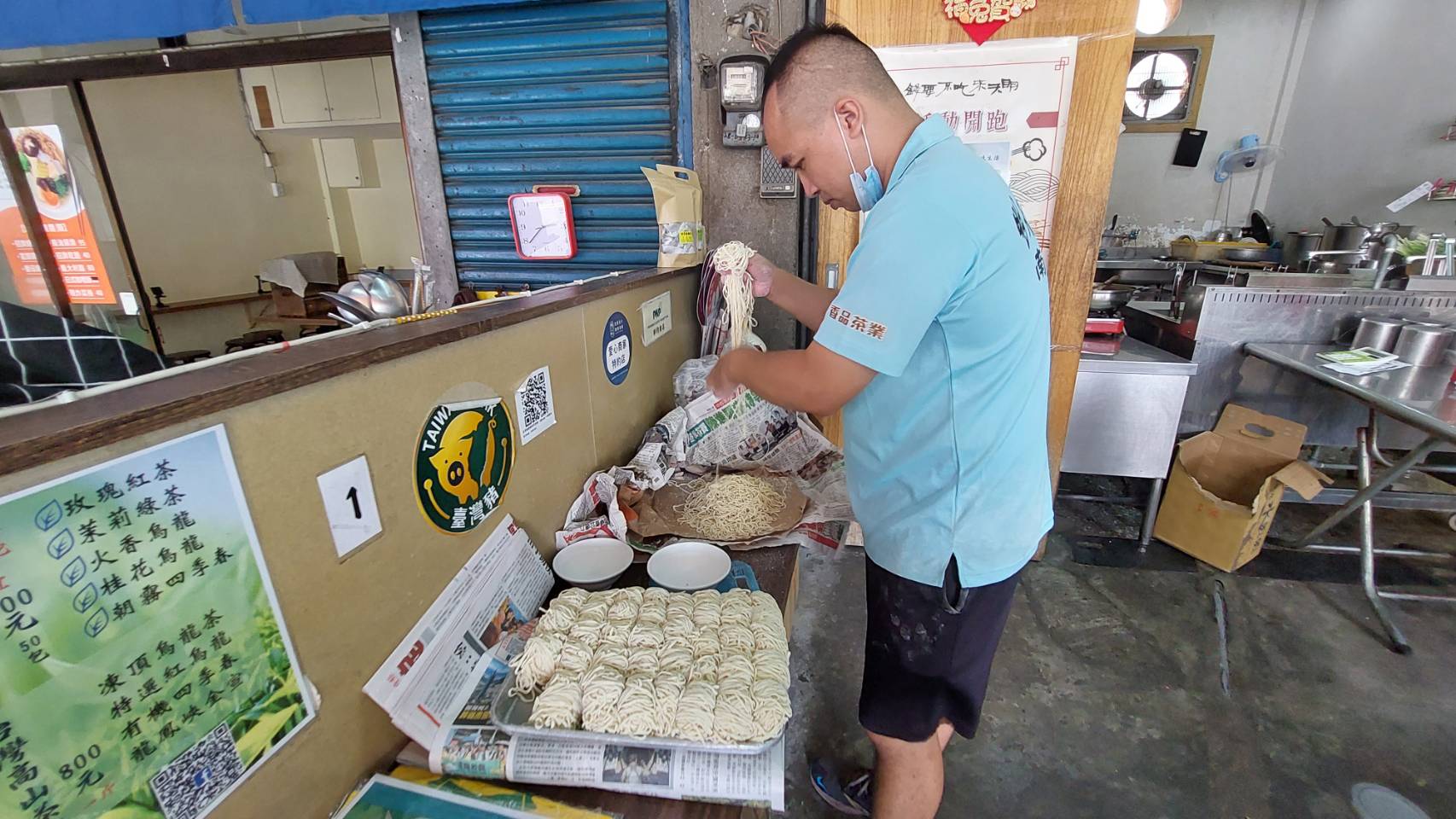 南投最著名的特產意麵，參加集章活動「明天來吃系用錢」意麵店老闆龍哥正在分裝意麵。(圖/張欽攝)