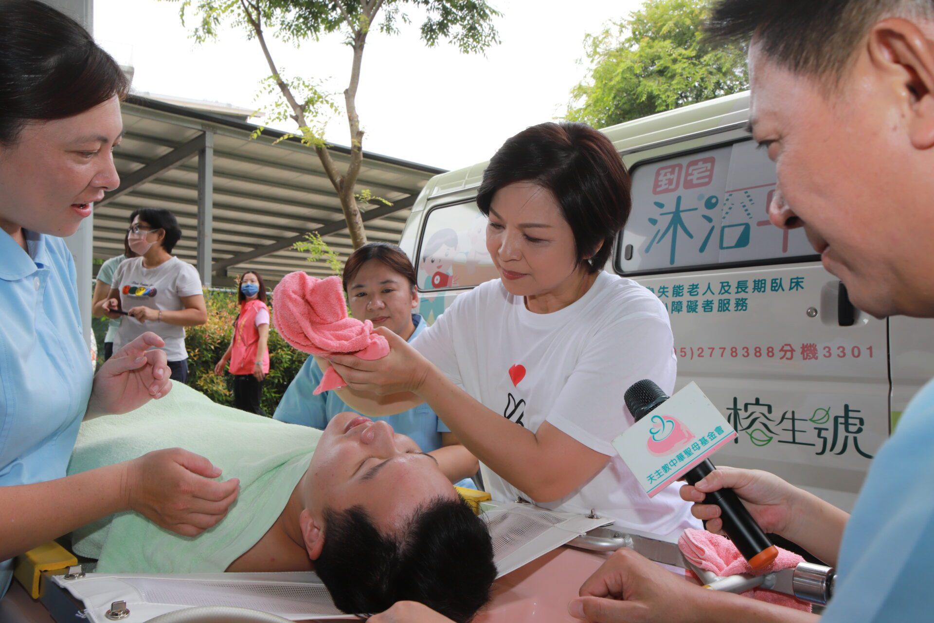 《洗澎澎》歌曲集結三金得主　楊貴媚為到宅沐浴車拍攝感動影片