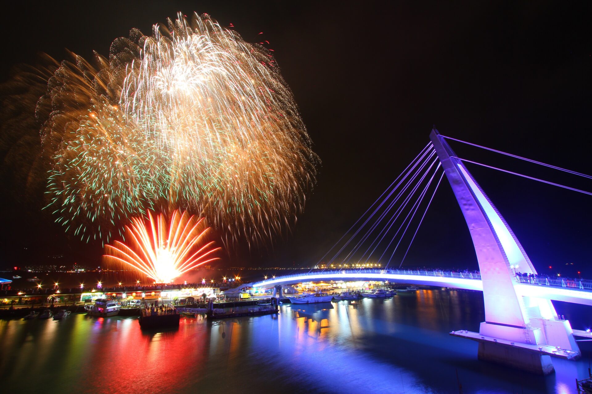 七夕浪漫遊淡水漁人碼頭　21日起光雕水舞、河上煙火輪番上陣
