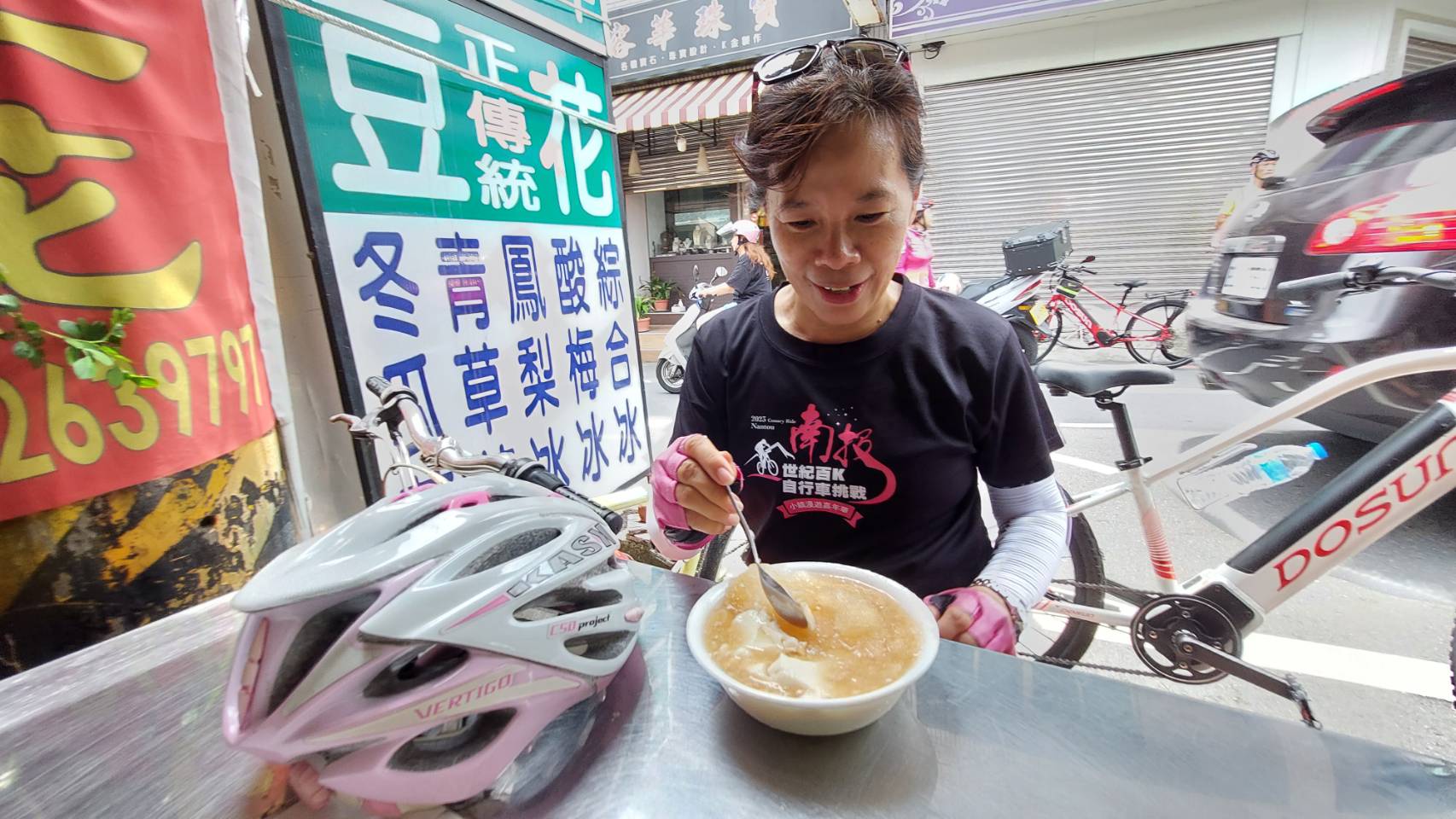 中華民國自由車騎士協會秘書長何麗卿品嚐在地大福豆花，直說好吃！(圖/張欽攝)