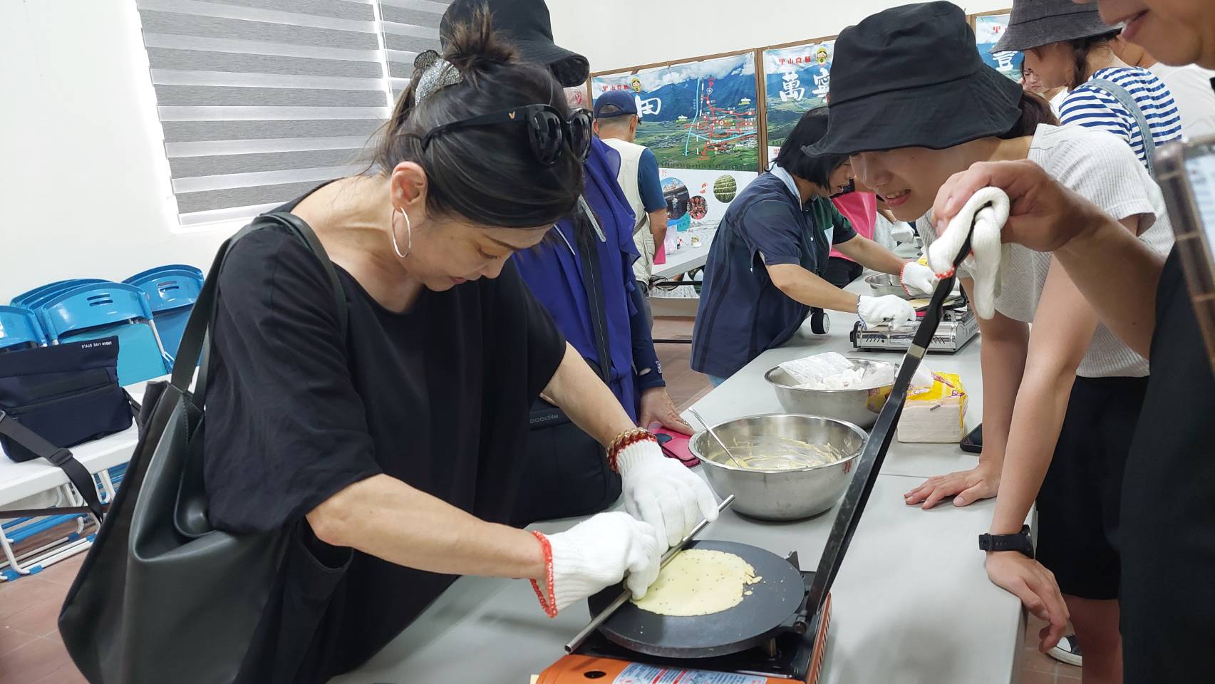 遊客在羅山村可以在農會老師指導下製作米蛋捲。(圖/張欽攝)