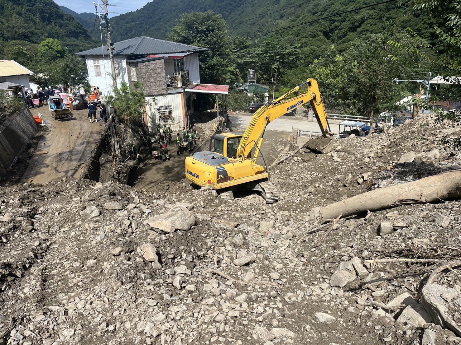 災後重建　南投縣府與各單位通力合作　投85線預計傍晚可搶通