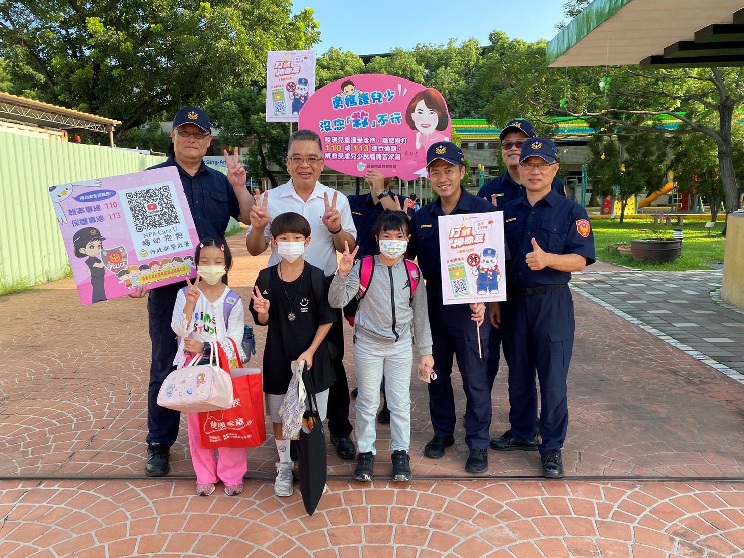 暑假結束囉　嘉警與大白熊陪小朋友一起上學去