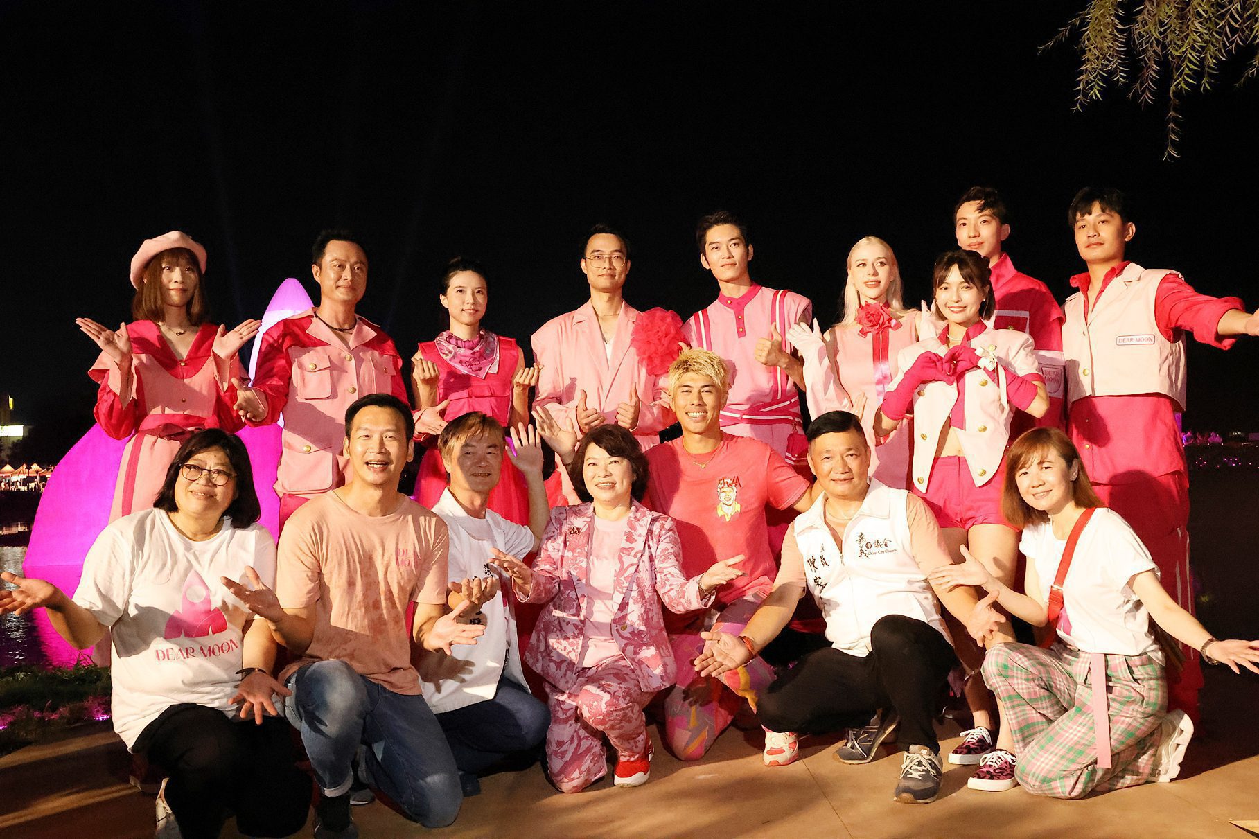 黃敏惠湖面走秀獻祝福　「2023光織影舞」中秋節浪漫開幕