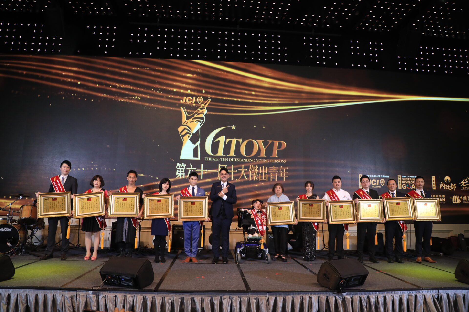 盧秀燕表揚十大傑出青年　勉勵青年楷模發揮正向影響力