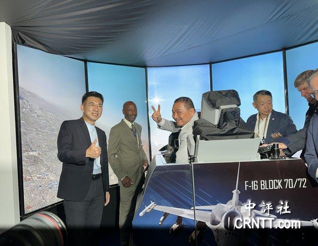 侯友宜參觀航天展　試駕F－16V模擬機