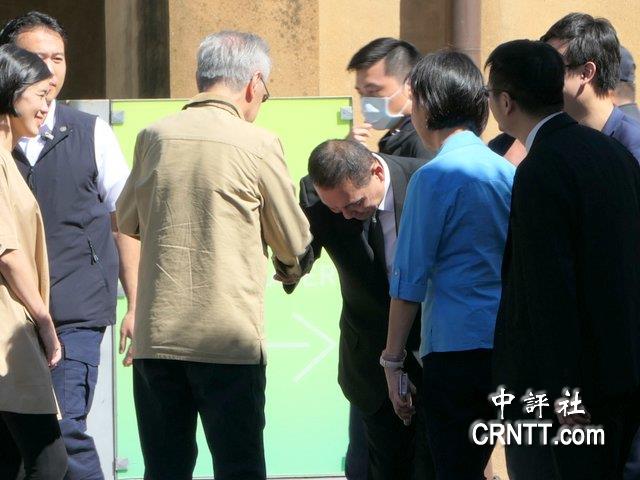 侯友宜出席AI教育論壇 見到陳冲就鞠躬 侯友宜出席AI教育論壇 見到陳冲就鞠躬
