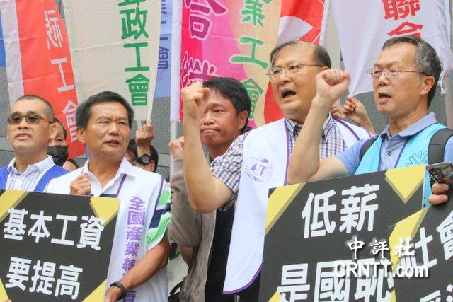 勞資掀基本工資拉鋸戰 工會代表圍勞動部 勞資掀基本工資拉鋸戰 工會代表圍勞動部