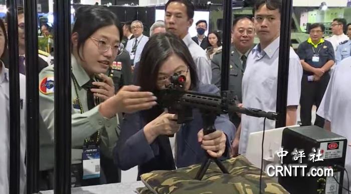 蔡英文參觀航天展 拿起步槍秀身手 蔡英文參觀航天展 拿起步槍秀身手