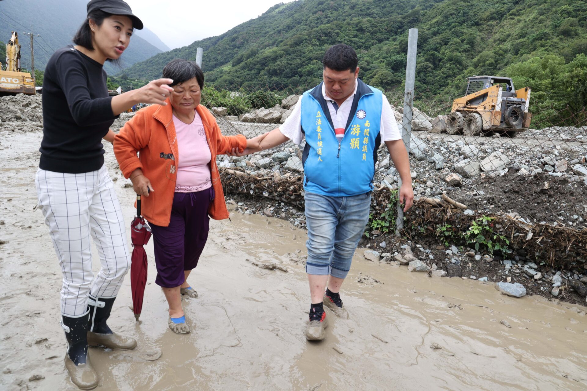 南投縣長許淑華深入東埔勘查土石流災害 災民頻拭淚 南投縣長許淑華深入東埔勘查土石流災害 災民頻拭淚
