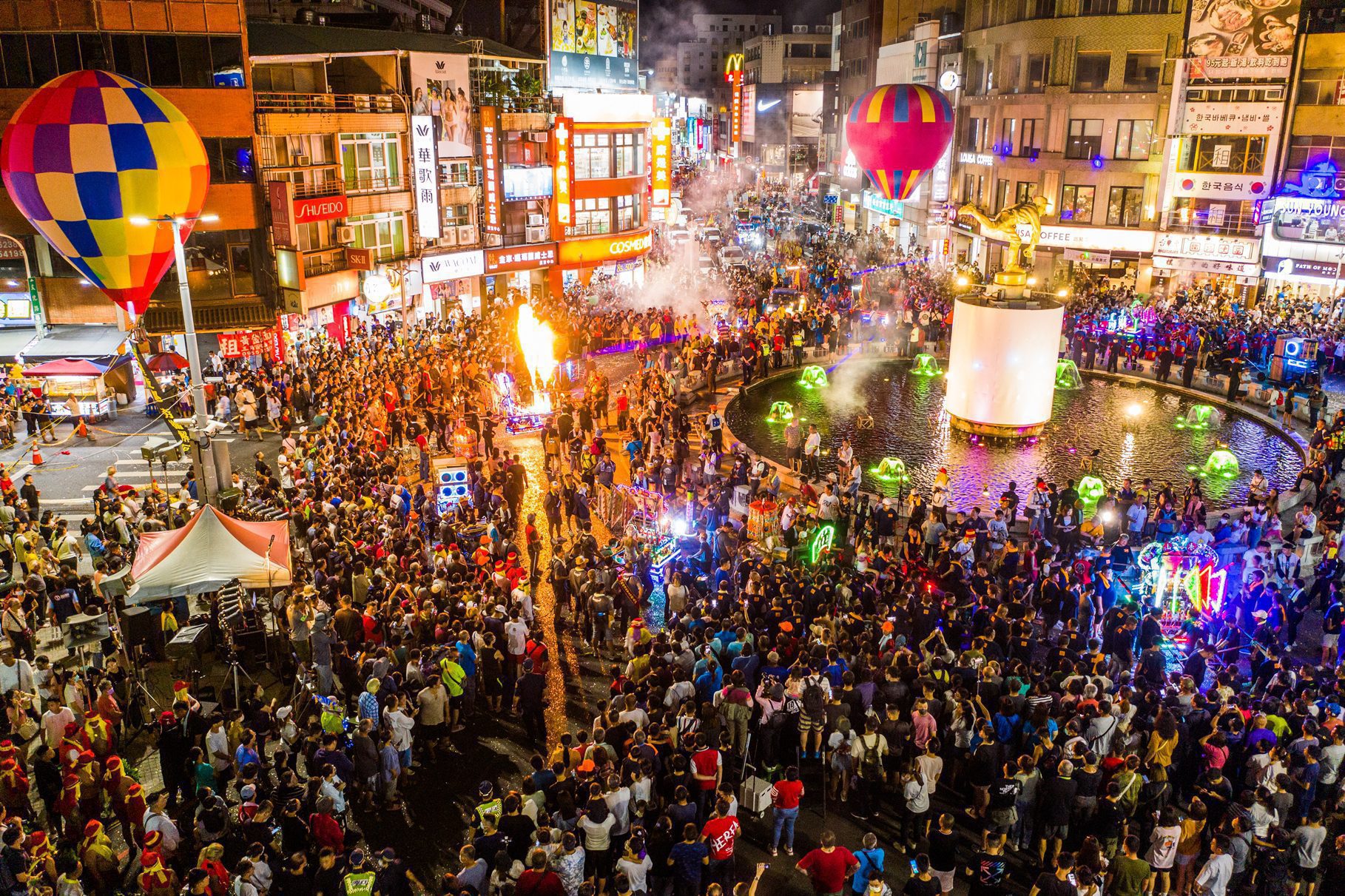 城隍夜巡「夯枷解厄」盛事圓滿落幕 熱氣球施放為城隍聖誕暖壽 城隍夜巡「夯枷解厄」盛事圓滿落幕 熱氣球施放為城隍聖誕暖壽