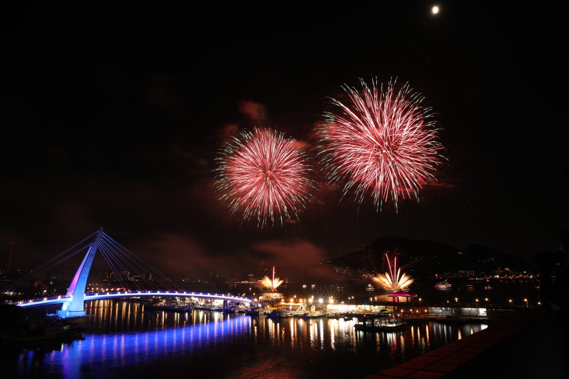 漁人碼頭煙火秀9/10最終場　900秒煙火照亮淡海夜空