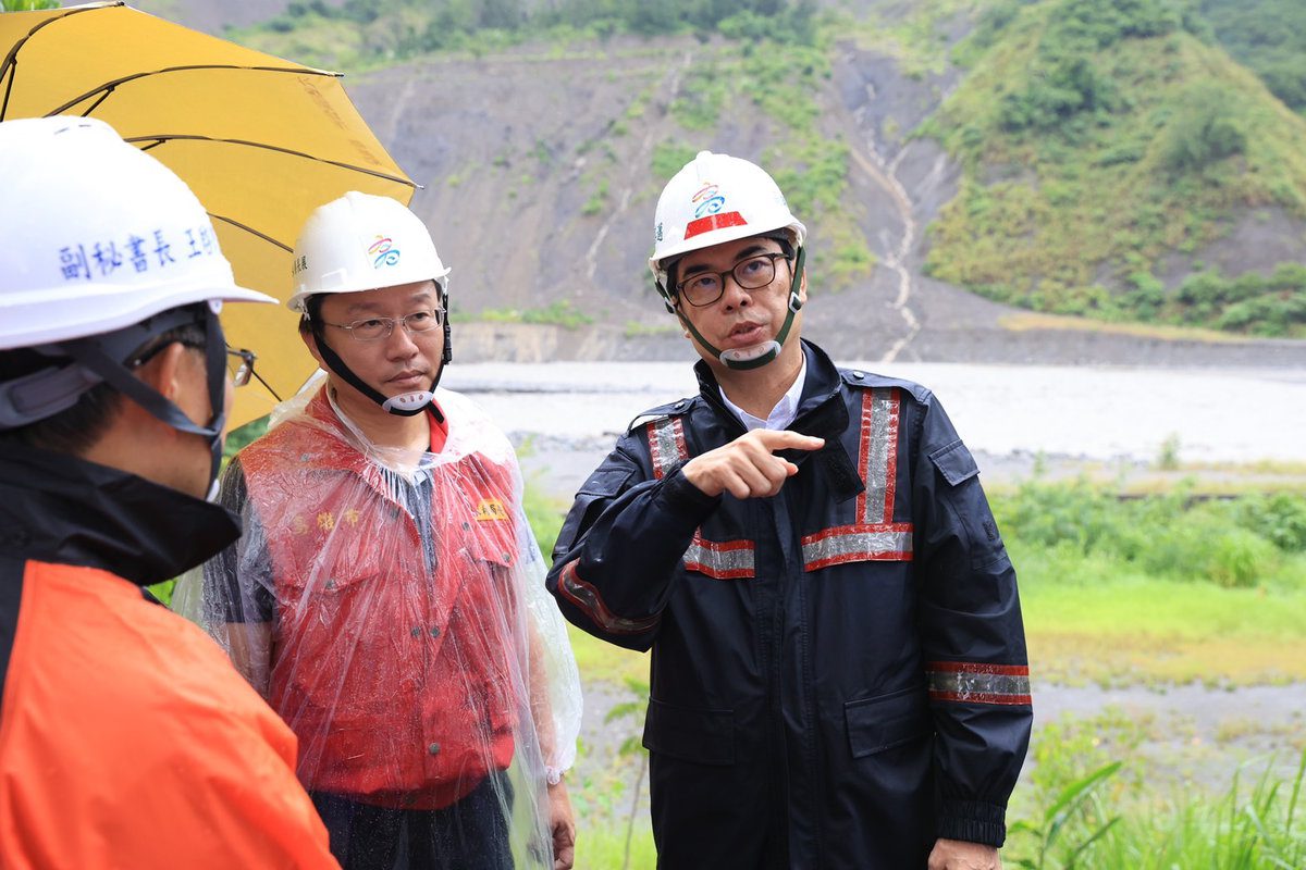 緊盯颱風影響 高雄市長陳其邁視察六龜區土石流整治及邊坡安全、關心茄萣遇大潮海水倒灌情形 緊盯颱風影響 高雄市長陳其邁視察六龜區土石流整治及邊坡安全、關心茄萣遇大潮海水倒灌情形