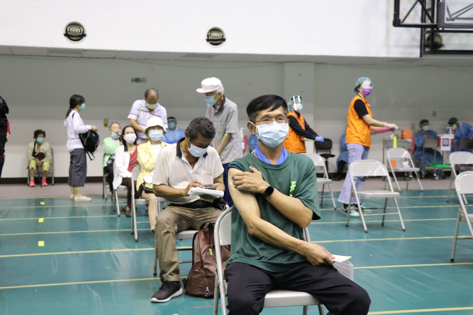 公費流感疫苗10/2起分兩階段施打　長者可同時接種莫德納或肺炎鏈球菌疫苗