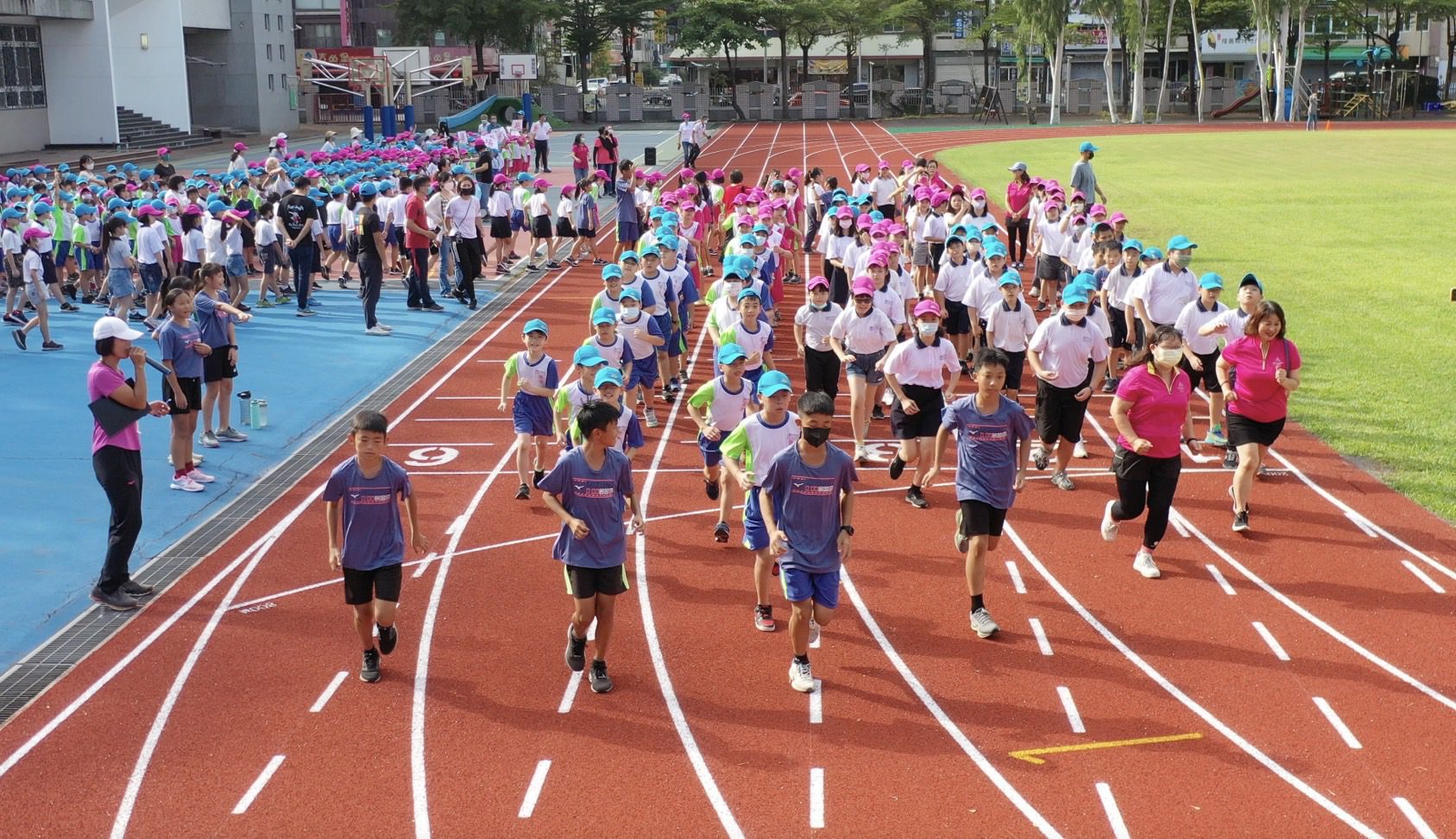 嘉市僑平友善校園迎來全新跑道　提供社區民眾最佳運動場所