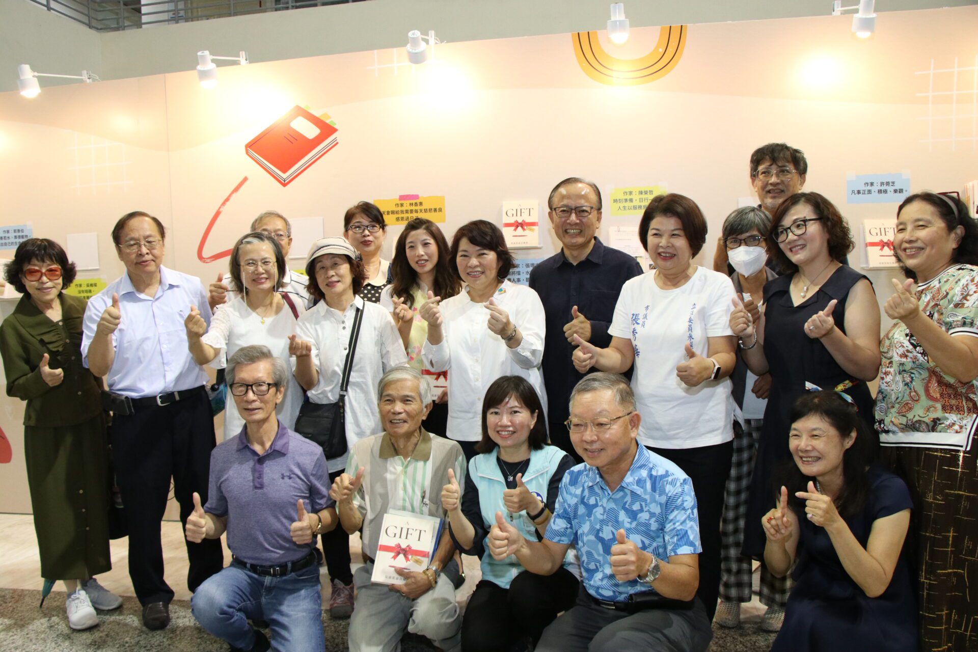 嘉義市「人人立傳」的文化起點 「全嘉都是作家」攜手近30位勇壯作家 聯合打造時尚新城市 嘉義市「人人立傳」的文化起點 「全嘉都是作家」攜手近30位勇壯作家 聯合打造時尚新城市