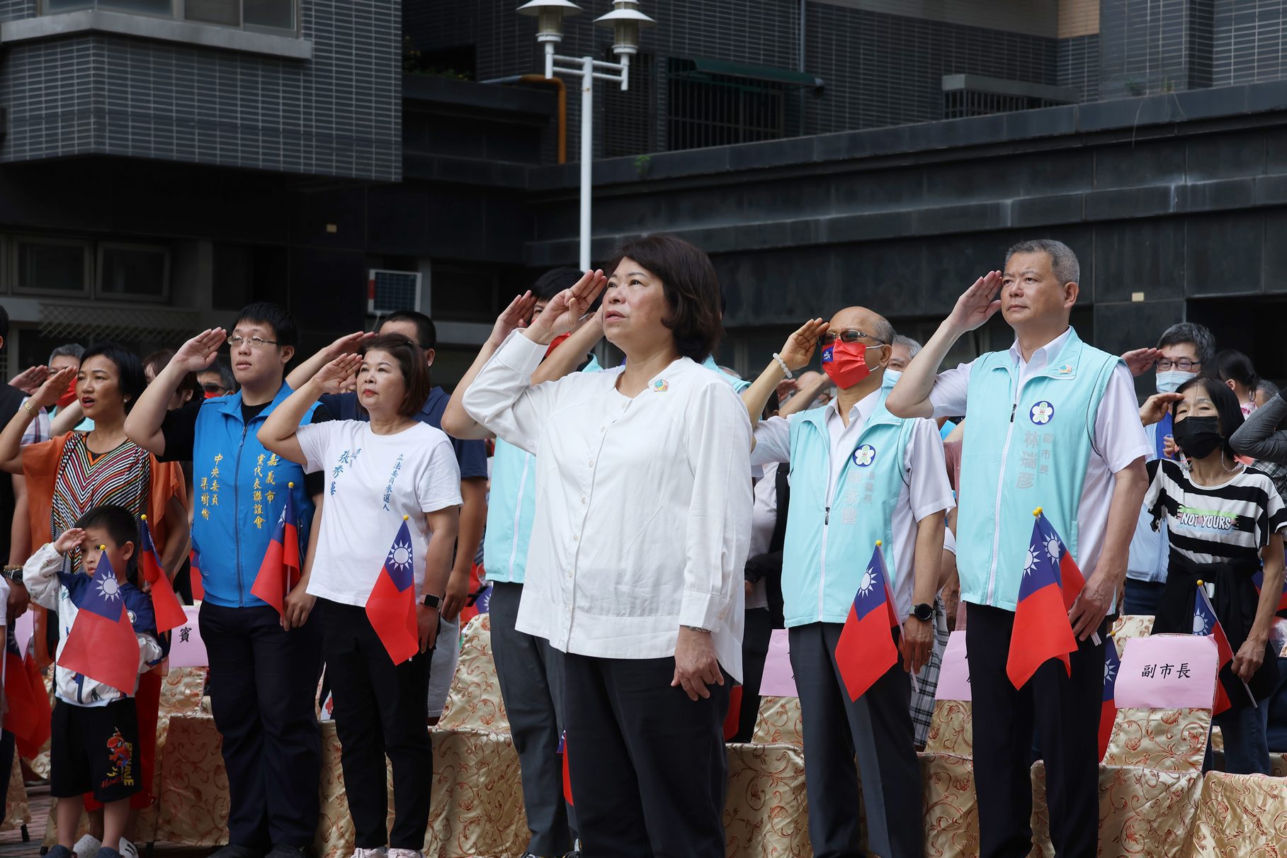 眾人齊跳火肌舞熱力迎雙十  經國、精忠新城舉辦升旗典禮 黃敏惠市長領唱國歌
