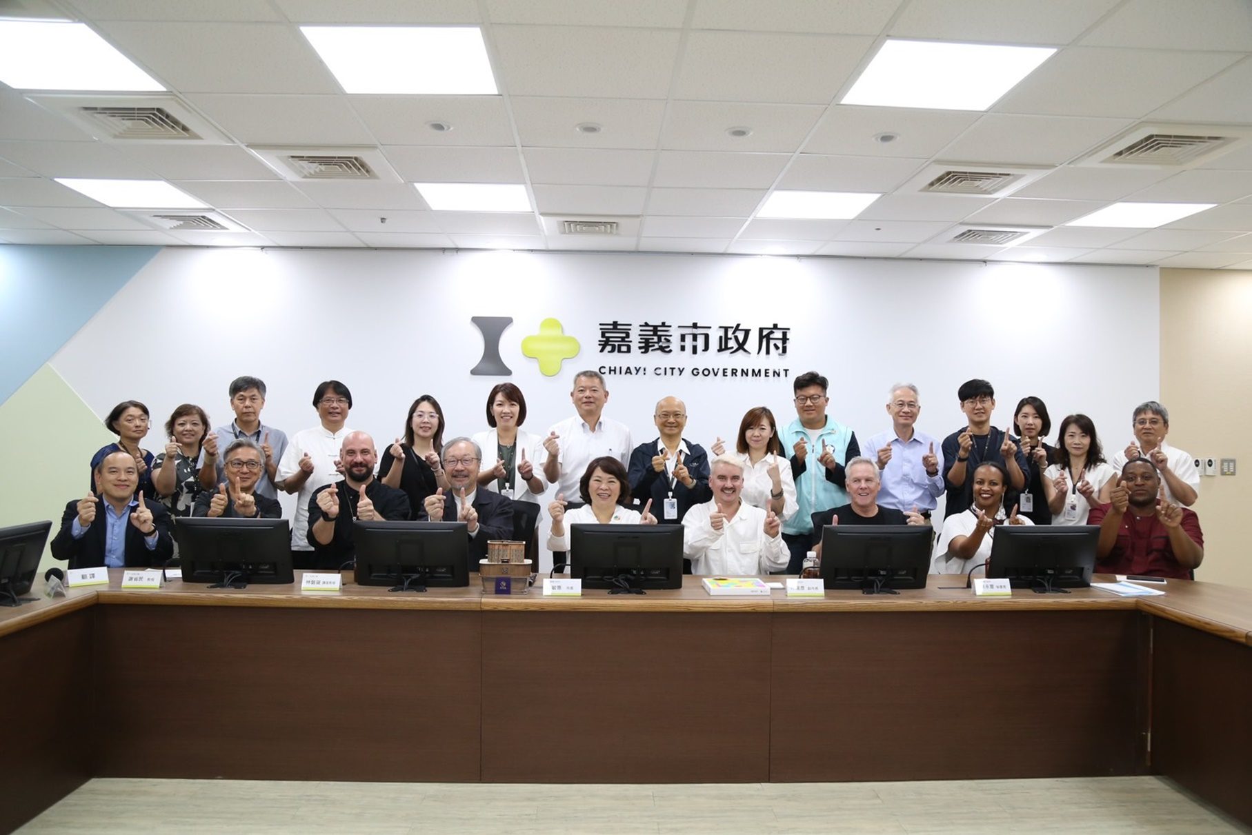 7位全球設計領袖來嘉參訪　黃敏惠就「設計導入城市治理」進行友好會談　搭起國際交流橋樑