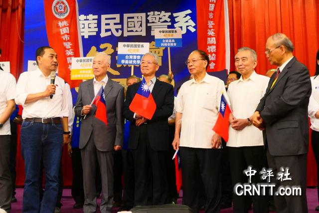 警界總動員挺侯友宜 激動高喊“反貪腐、要和平、下架民進黨!侯總統當選!” 警界總動員挺侯友宜 激動高喊“反貪腐、要和平、下架民進黨!侯總統當選!”